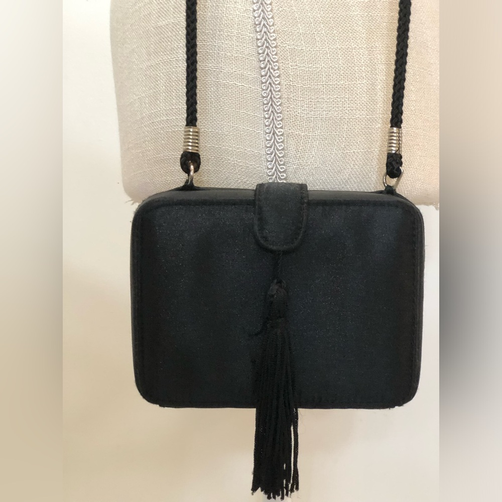 Mini purse with tassel clasp.